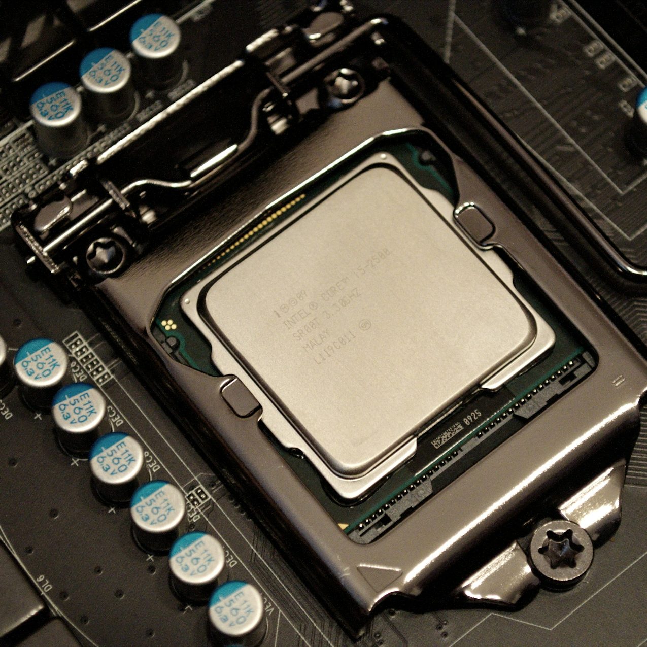 Nahaufnahme eines Computerprozessors auf einer Hauptplatine.
