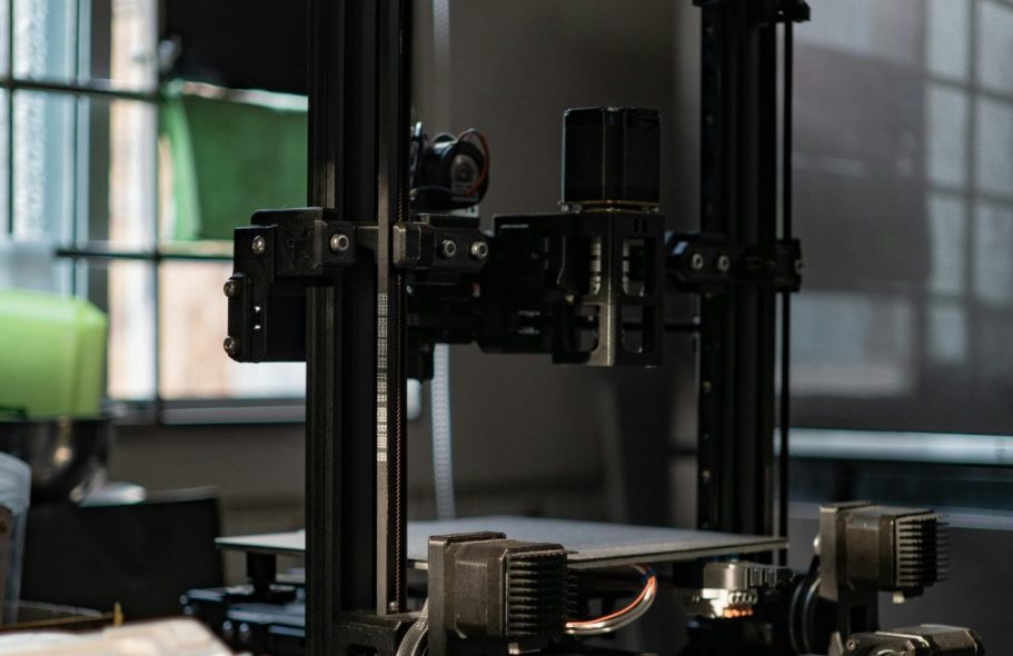 3D-Drucker mit einem detaillierten Druckkopf in einem gut beleuchteten Raum.