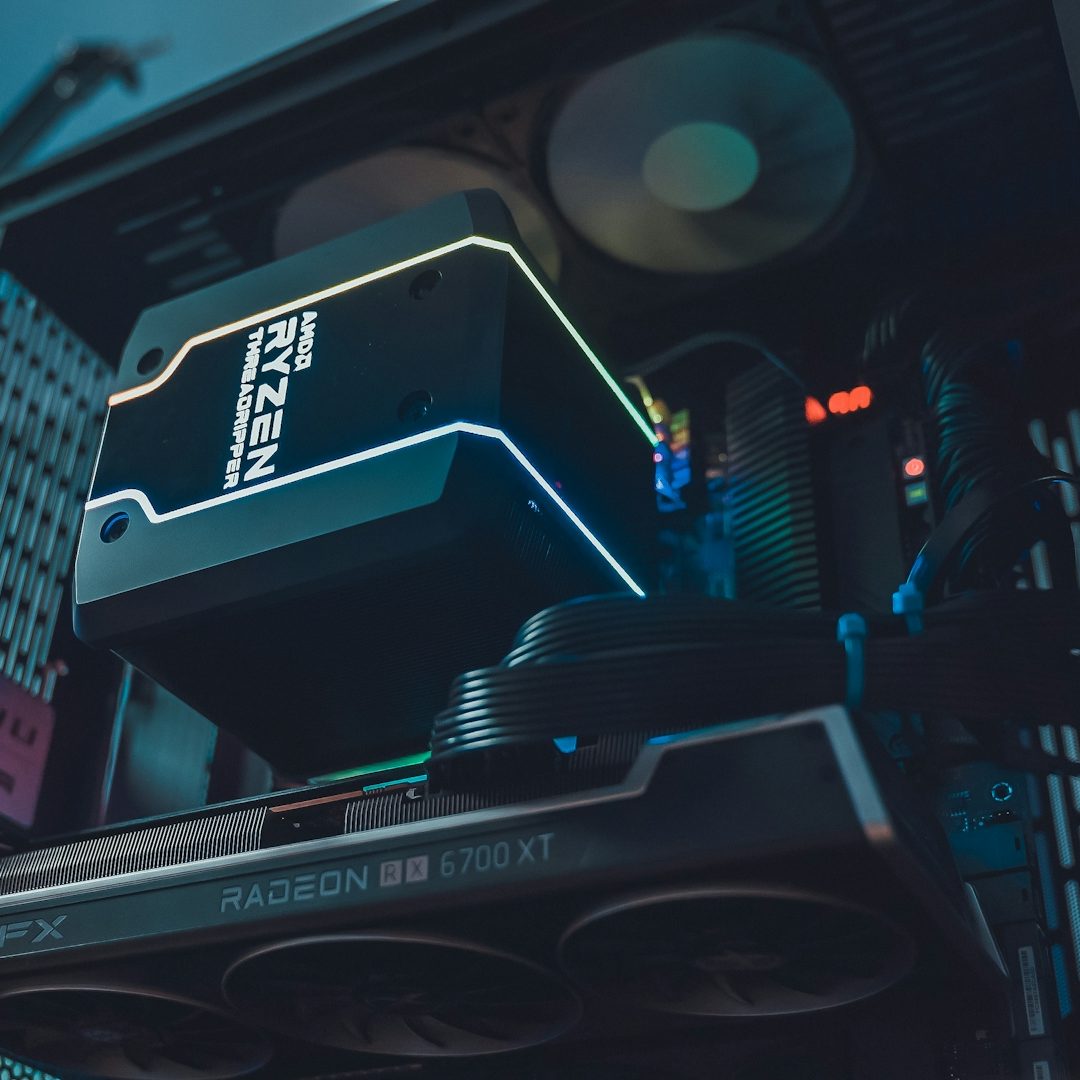 Ein PC-Gehäuse mit Kühlkörper und beleuchteten Lüftern im Inneren.