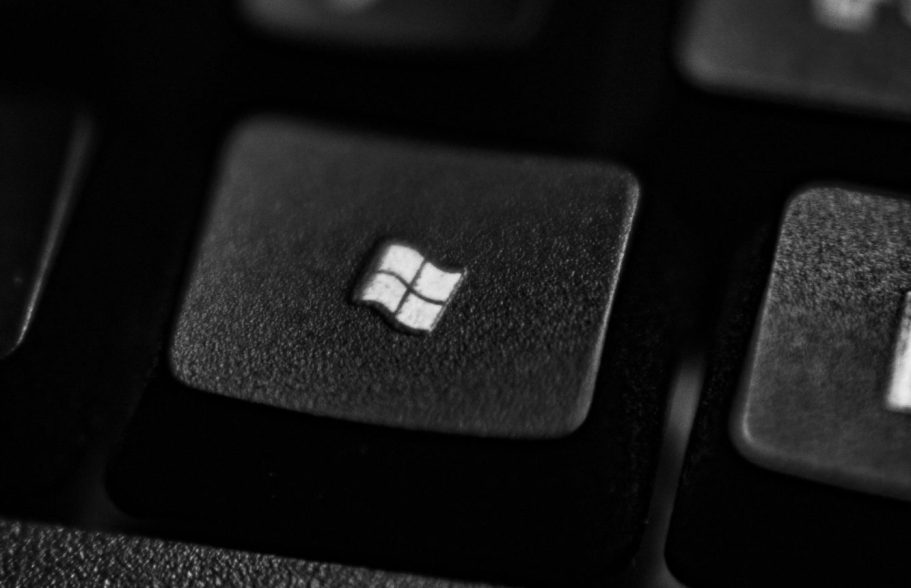Windows-Taste auf einer dunklen Computertastatur.