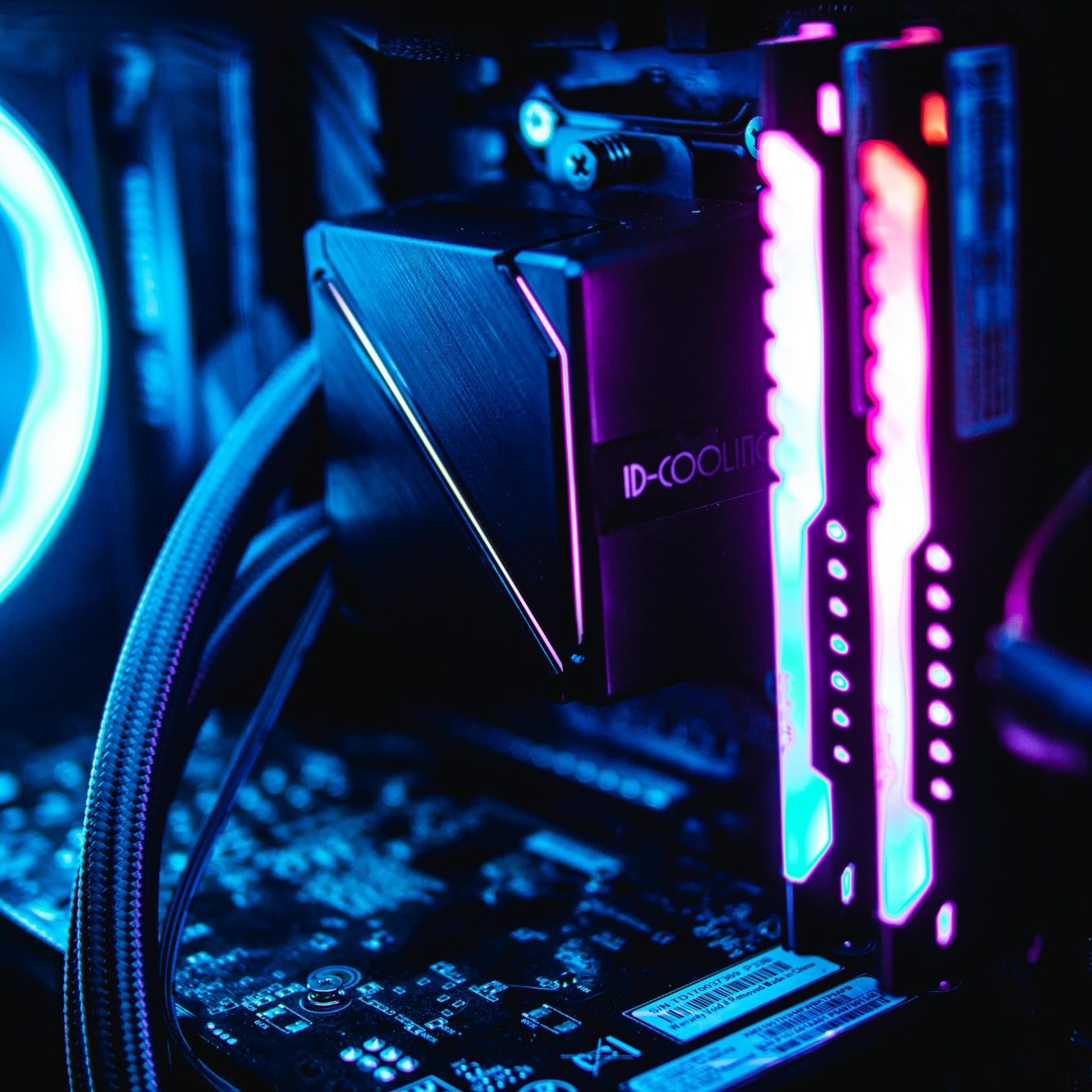 Nahaufnahme eines Computerprozessors mit RGB-Beleuchtung und Kühlkörper.