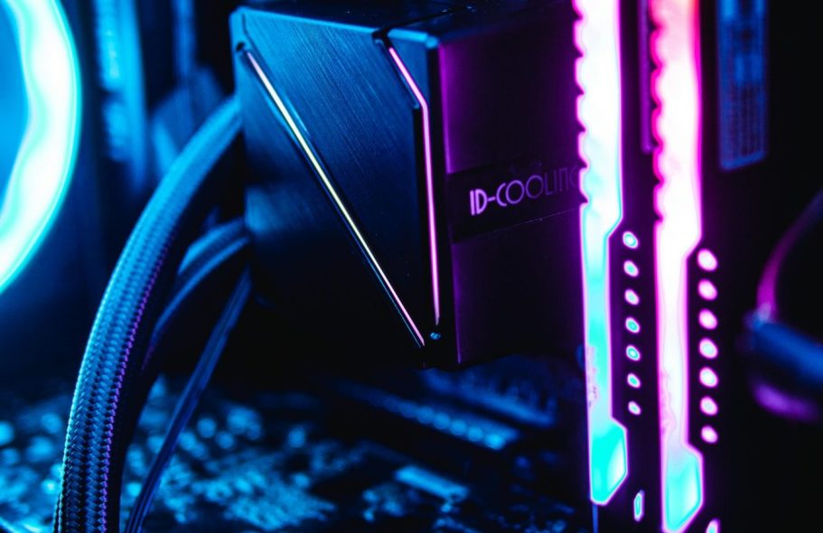 Schwarzes Computerteil mit bunten LED-Leuchten und Kühlkabel, moderne PC-Hardware.
